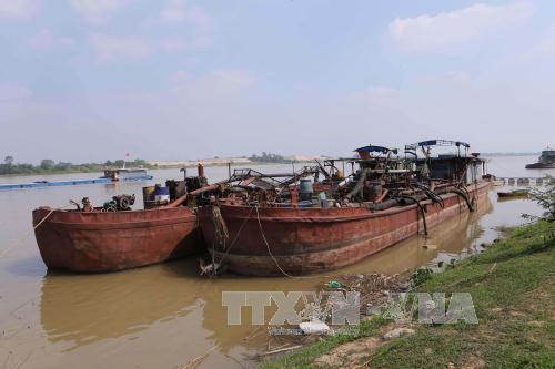 Xác minh thông tin đổ hợp chất nghi là chất thải xuống sông Hồng ảnh 1